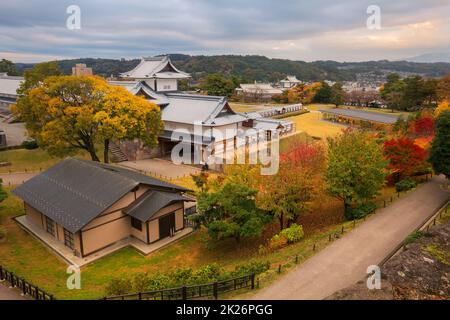 Scenario autunnale del parco del castello di Kanazawa a Kanazawa, Giappone Foto Stock