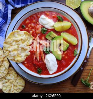 Zuppa di tortilla di pollo con fagioli, avocado, lime, . Piatto tradizionale messicano Foto Stock