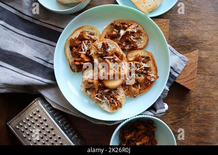 Panini con cravine al formaggio. Panino a faccia aperta con cremoso, condimenti e pepe ed erbe su un vecchio sfondo di legno. Mock up. Vista dall'alto Foto Stock