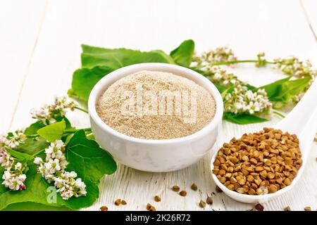 Farete rosolare il grano saraceno nel recipiente sul pannello bianco Foto Stock