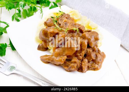 Gulasch di manzo con purè di patate nel piatto a bordo Foto Stock