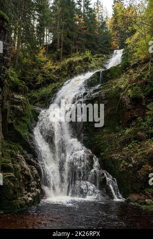 Cascata Kamienczyk - la cascata più alta del Sudetenland polacco vicino alla città di Szklarska Poreba. Foto Stock