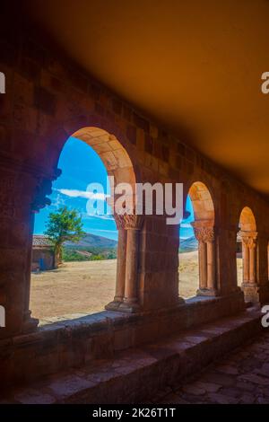 Galleria della chiesa di Santa Maria de Tiermes. Montejo de Tiermes, provincia di Soria, Castilla Leon, Spagna. Foto Stock
