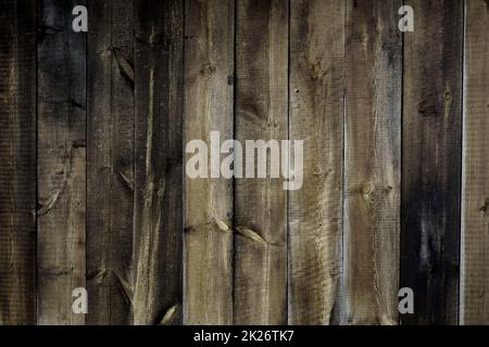Parete marrone scuro con vecchie tavole rustiche intemperie Foto Stock