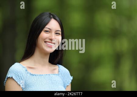 Ritratto di una donna asiatica che ti guarda in un parco Foto Stock