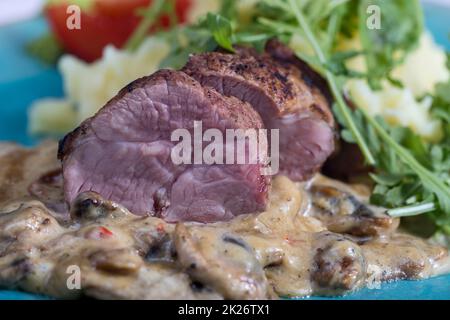 filetto di maiale con salsa di funghi Foto Stock