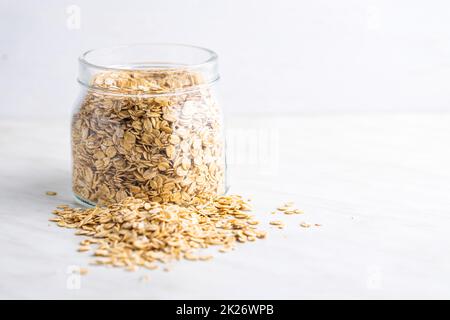 Cereali per la colazione. Farinata d'avena cruda. Fiocchi di avena cruda. Foto Stock