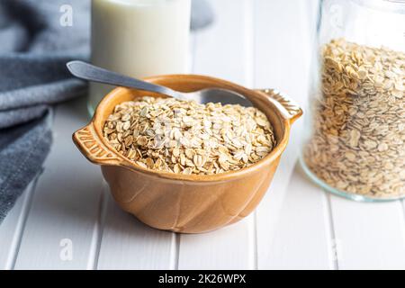 Cereali per la colazione. Farinata d'avena cruda. Fiocchi di avena cruda. Foto Stock