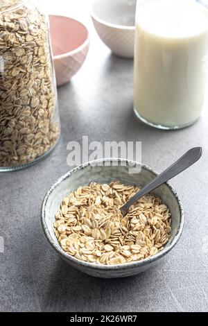 Cereali per la colazione. Farinata d'avena cruda. Fiocchi di avena cruda. Foto Stock