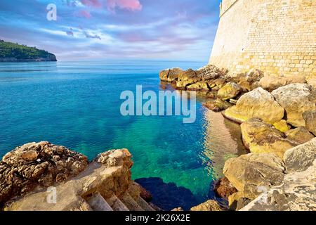 Dubrovnik. Storica spiaggia di pietra città mura nella città di Dubrovnik Foto Stock