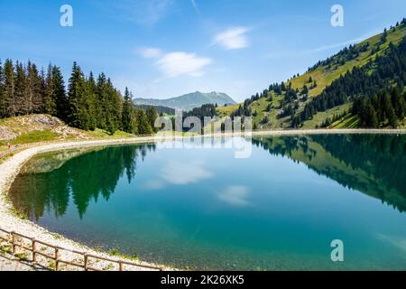 Lago di Balme e paesaggio di montagna a la Clusaz, Francia Foto Stock