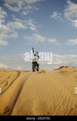 Pilota Motorcross con vista frontale a mano sollevata Foto Stock