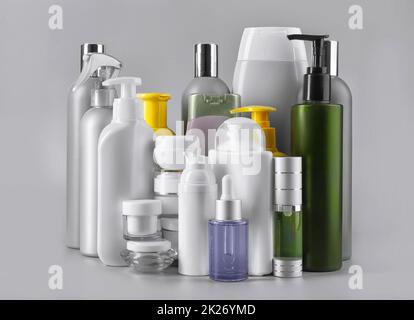 Diversi tipi di contenitori cosmetici bianchi su sfondo chiaro