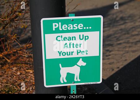 Si prega di pulire dopo il vostro animale domestico bianco e verde segno Foto Stock