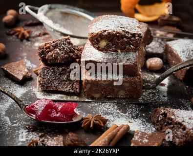 pezzi quadrati di brownie al cioccolato al forno cosparsi di zucchero a velo sul tavolo Foto Stock