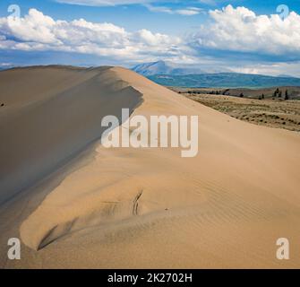 Il paesaggio con sabbia del deserto di Chara colorato Foto Stock