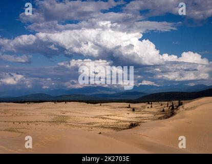 Il paesaggio con sabbia del deserto di Chara colorato Foto Stock