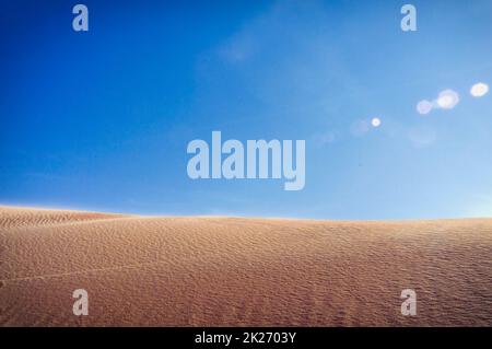 Il paesaggio con sabbia del deserto di Chara colorato Foto Stock