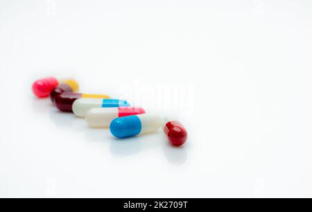 Pillole di capsule antibiotiche a fuoco selettivo su sfondo bianco. Resistenza agli antibiotici. Banner Web farmacia. Industria farmaceutica. Farmaci da prescrizione. Problemi di superbug. Medicamento e salute. Foto Stock