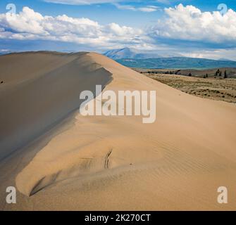 Il paesaggio con sabbia del deserto di Chara colorato Foto Stock