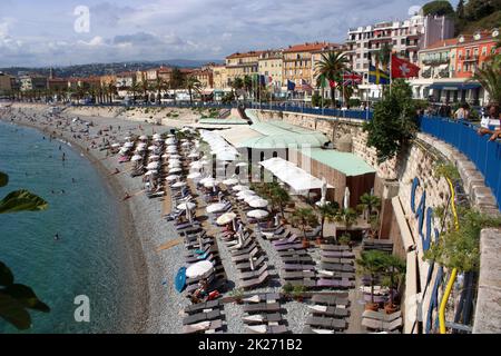 Vista Côte Castel Plage e la Promenade des Anglais si trovano nella splendida città della costa azzurra di Nizza. Foto Stock