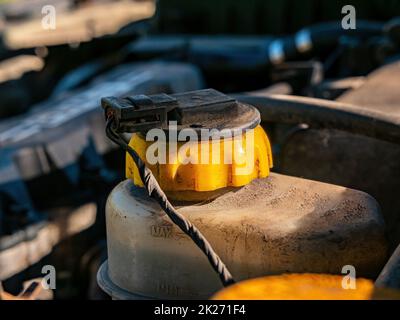 Serbatoio in plastica con il liquido freni dell'impianto veicolare. Foto Stock