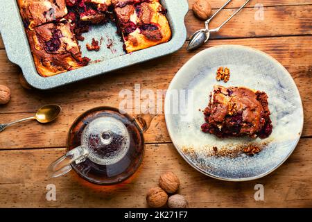 Torta al cioccolato con ciliegie. Foto Stock