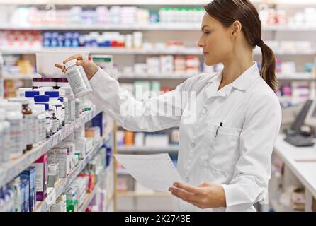 Raccogliendo la medicina migliore per il suo cliente Foto Stock