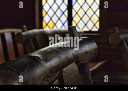 Primo piano di una zampa di legno all'interno della Cappella della Trasfigurazione situata nel Parco Nazionale del Grand Teton. Una finestra di vetro colorato è sullo sfondo. Foto Stock