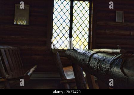 Primo piano di una zampa di legno all'interno della Cappella della Trasfigurazione situata nel Parco Nazionale del Grand Teton. Una finestra di vetro colorato è sullo sfondo. Foto Stock