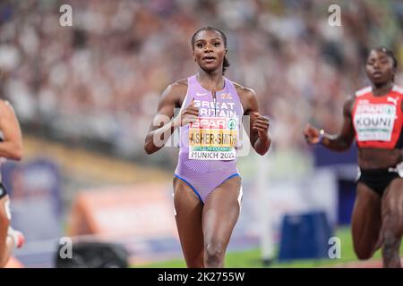 Dina Asher-Smith partecipa ai 100 metri del Campionato europeo di Atletica di Monaco 2022. Foto Stock