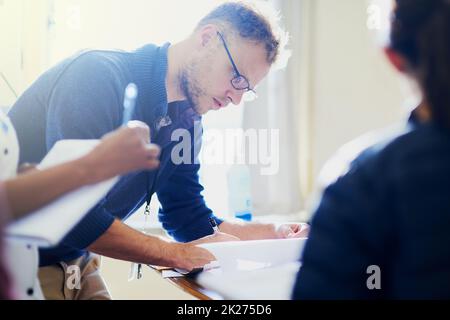 La documentazione è parte integrante del lavoro. Shot di un medico giovane che compila la documentazione in un ospedale. Foto Stock