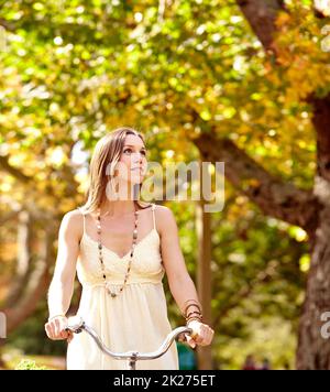 Bellezza autunnale. Scatto di una giovane donna attraente nel parco in un giorno d'autunno. Foto Stock