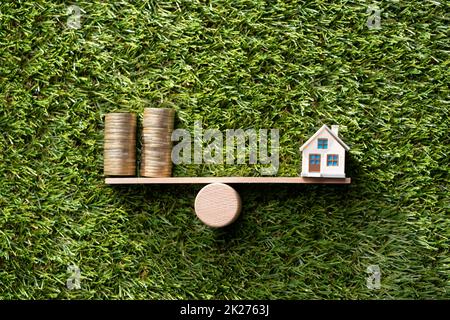 Primo piano di Model Home e Coins Balancing Foto Stock