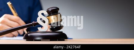 Segno di paragrafo e Corte Gavel Foto Stock