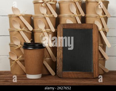 Tazza da caffè di carta marrone e cartello con la lavagna in ardesia Foto Stock