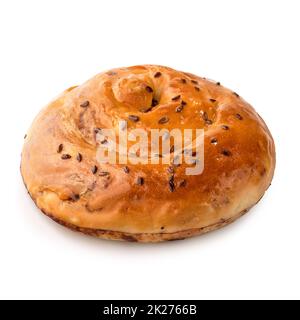 Torta di Placinta ripiena di formaggio morbido. Isolato su sfondo bianco. Foto Stock