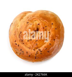 Torta di Placinta ripiena di formaggio morbido. Isolato su sfondo bianco. Foto Stock