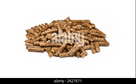 Mucchio di pellet di legno duro per il fumo di cibo su bianco Foto Stock