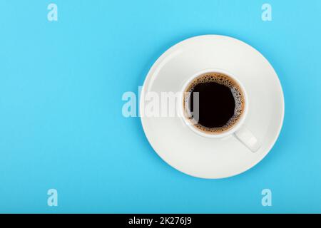 Tazza da caffè completamente bianca con caffè espresso blu Foto Stock