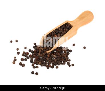 Paletta in legno piena di pepe nero Foto Stock