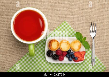 Frittelle al formaggio europeo di quark con frutta Foto Stock