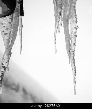 ghiaccioli sul tetto, nevica, è un inverno duro Foto Stock