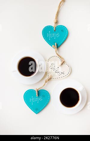 Due tazze di caffè sul tavolo che dice home Foto Stock