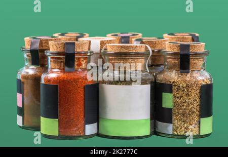 Varie spezie in una bottiglia di vetro Foto Stock