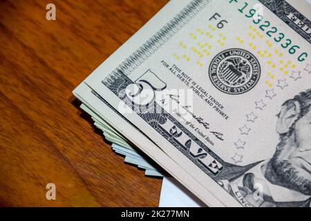 Dollari su un tavolo di legno. Soldi sul tavolo. Dollari americani. Foto Stock