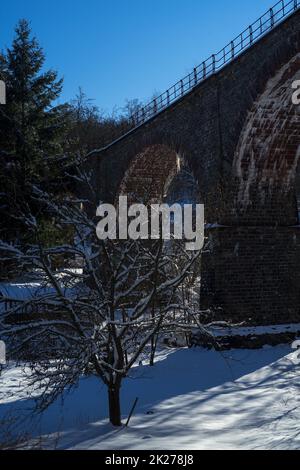 Vecchio ponte ferroviario vicino al villaggio chiamato Bromskirchen Foto Stock
