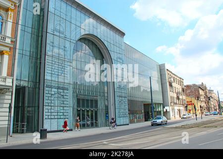 Edificio in vetro a Lodz. Architettura moderna di edifici cittadini Foto Stock