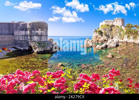 Le mura della città di Dubrovnik e la vista sulla fortezza di Lovrijenac Foto Stock