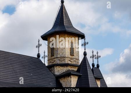 Una torre di chiesa in legno nella Bucovina in Romania Foto Stock